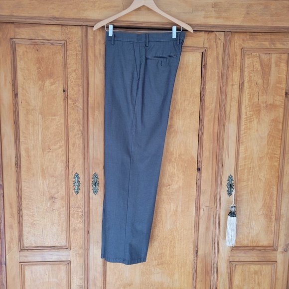 Dockers Signature Khaki Classic Fit  D3 Dress Pant. Size 33x32 - Picture 2 of 15